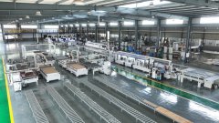 全神贯注地查对订单上的尺寸、厚度、斑纹